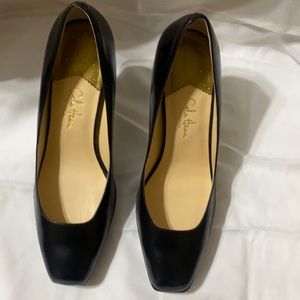 Size 8.5.  Used in very good Great condition cole haan Nikeair. Leather Black.